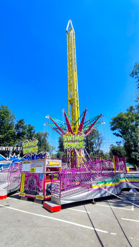 Башня Swing Tower и входная зона аттракционов на площади