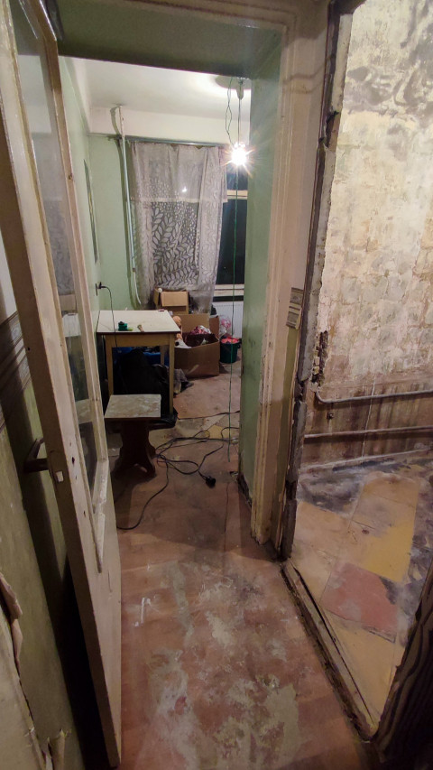 Комната в старой квартире с началом ремонта