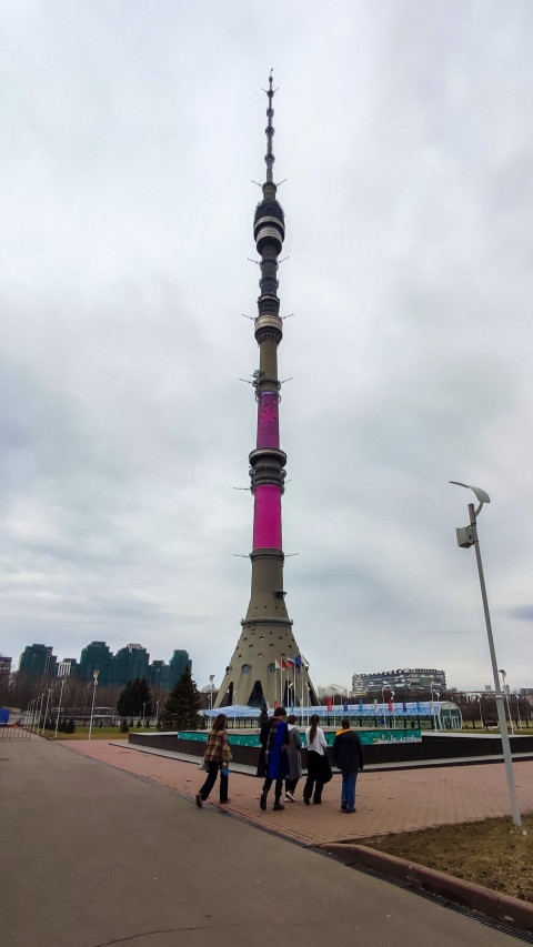 Останкинская телебашня в парковой зоне