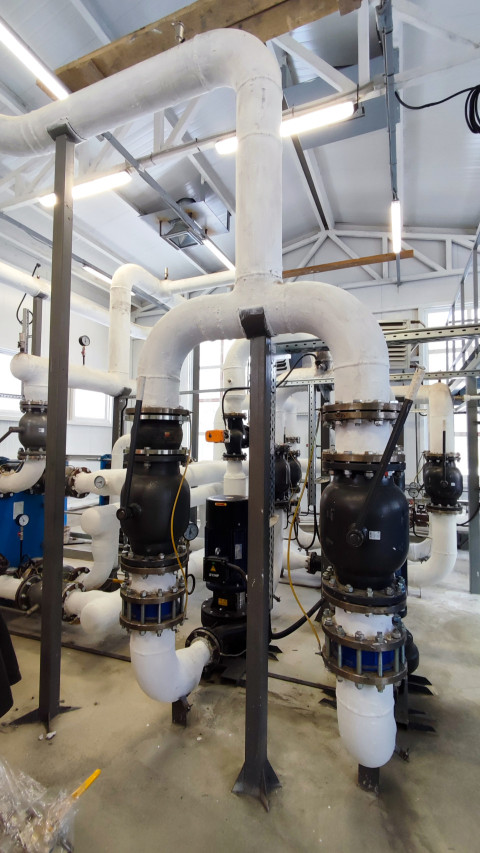 Узел трубопровода с вертикальной опорной конструкцией