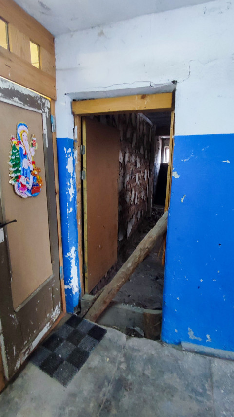 Подъездный дверной проём в заброшенное помещение