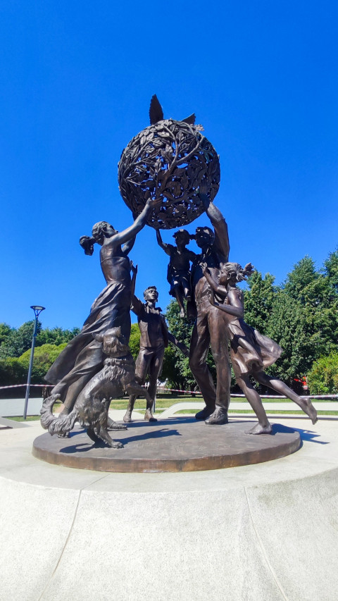 Центральная ось композиции «Семья — залог мира» на круглой площадке парка 300-летия Санкт-Петербурга