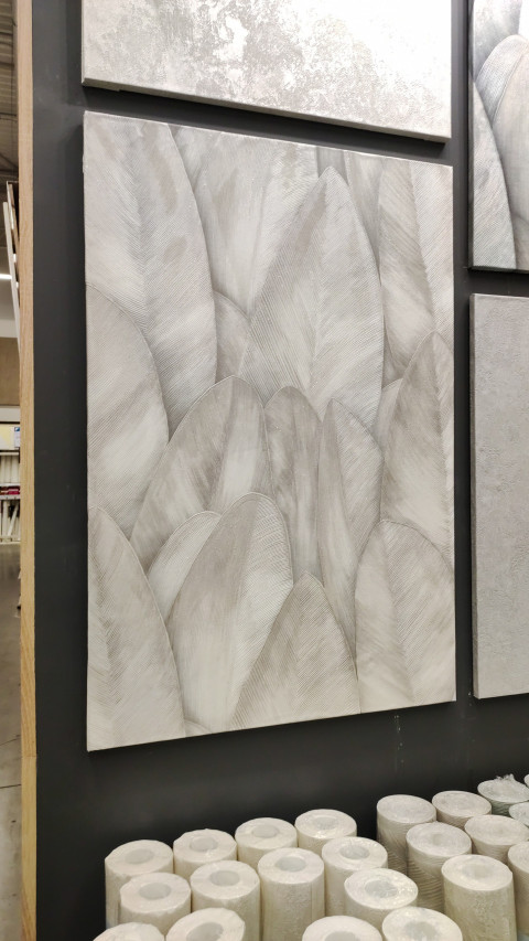 Панель с серыми обоями с узором в виде листьев на выставочном стенде