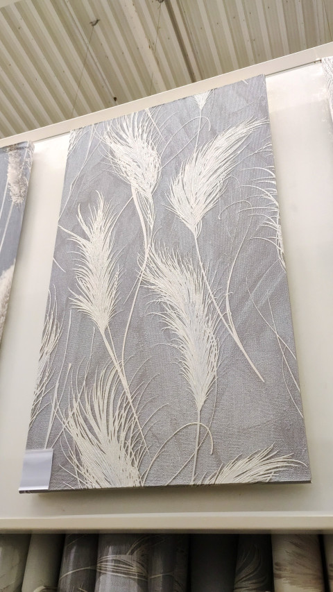 Серые обои с рельефным рисунком в виде перьев