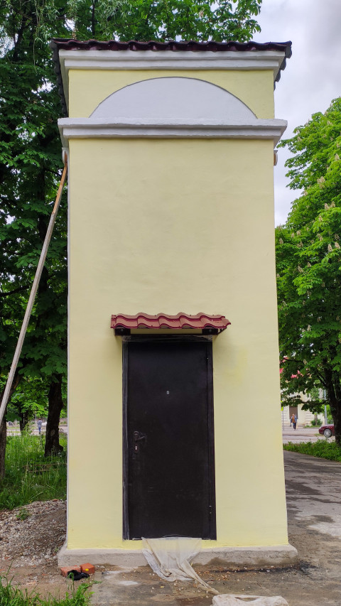 Левая башня у входа в парк культуры и отдыха в Порхове