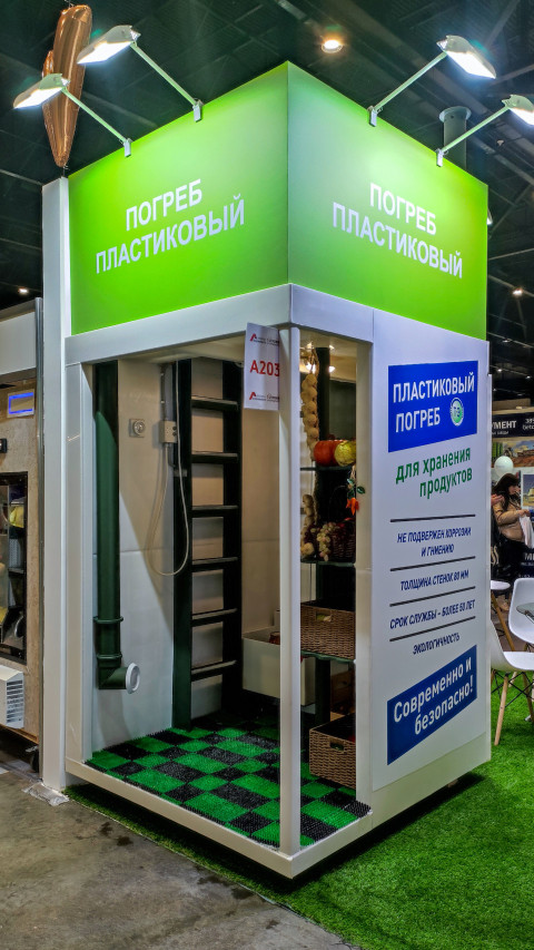 Выставочный образец пластикового погреба с лестницей и полками