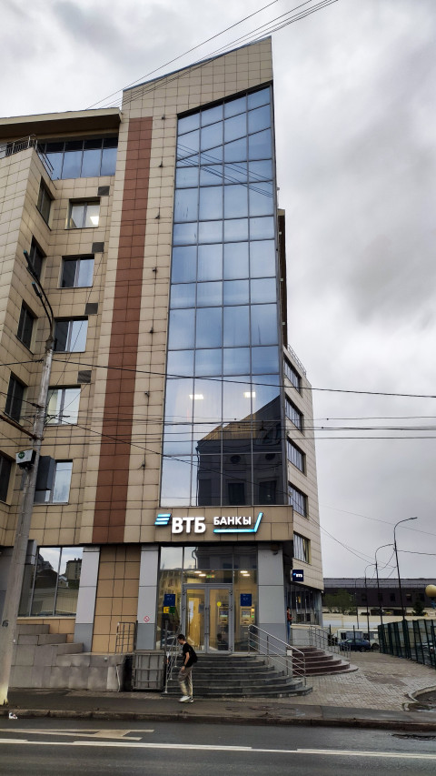 Современное здание отделения банка ВТБ с витражным фасадом