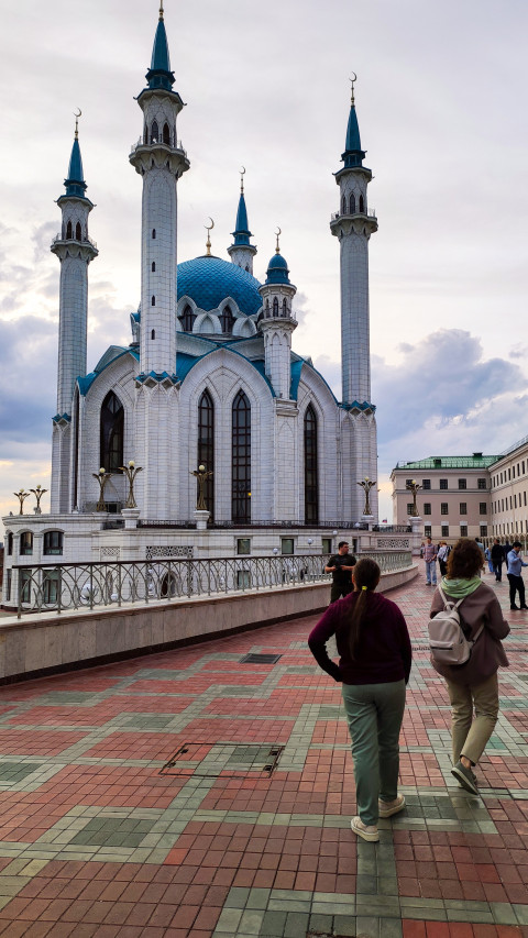 Вид на мечеть Кул Шариф с пешеходной дорожки
