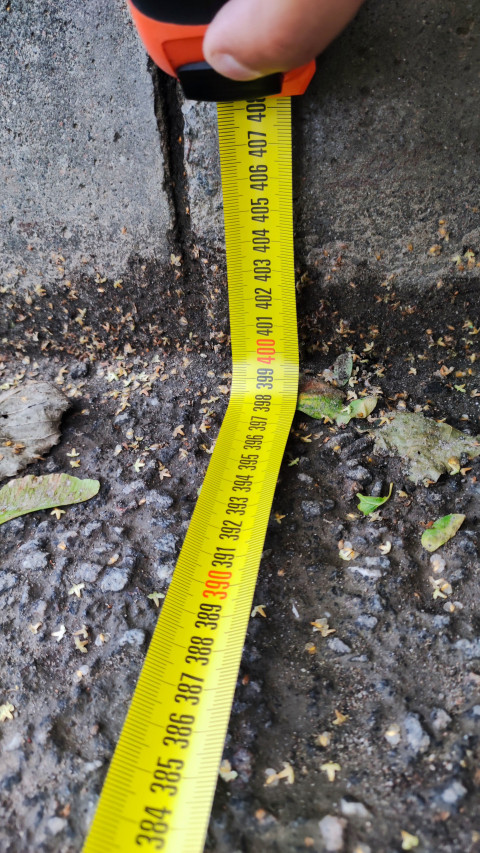 Рулетка с отметкой на 400 см при замере ширины дороги