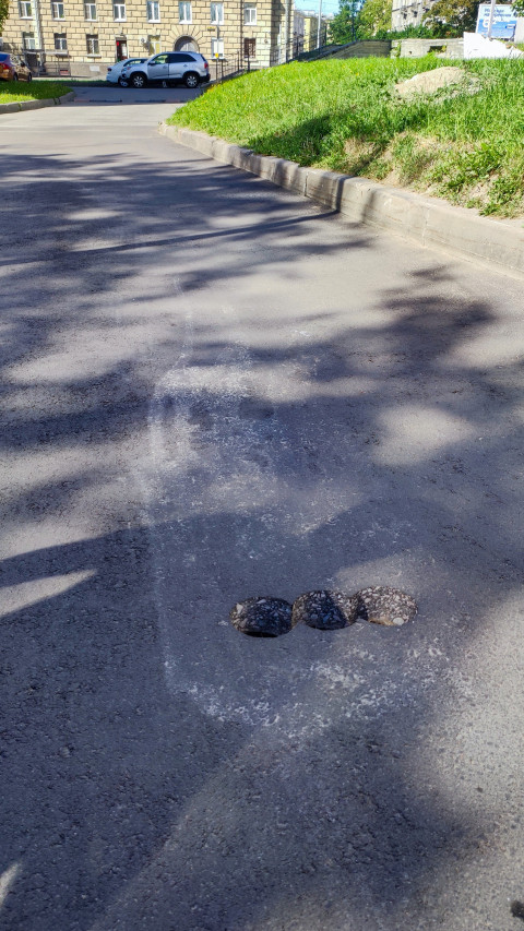 Асфальтовое покрытие с отверстиями после отбора кернов