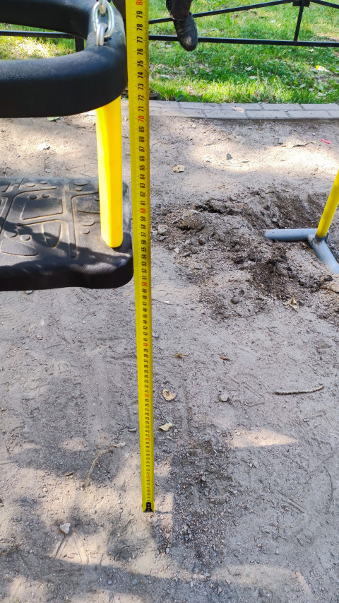 Замер высоты сиденья качелей от поверхности земли