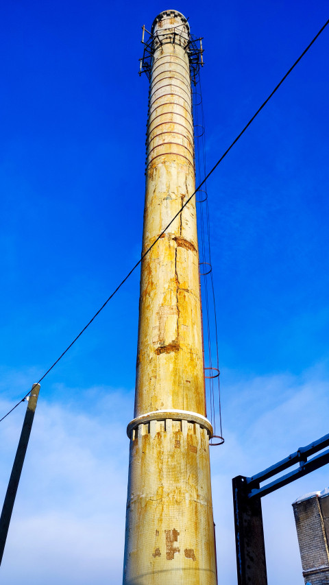 Бетонная дымовая труба промышленного здания