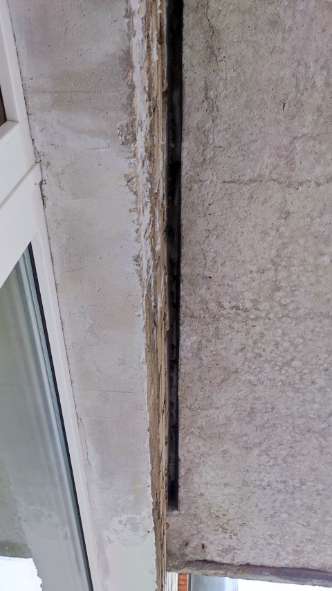 Щель между плитой и кирпичной кладкой на балконе