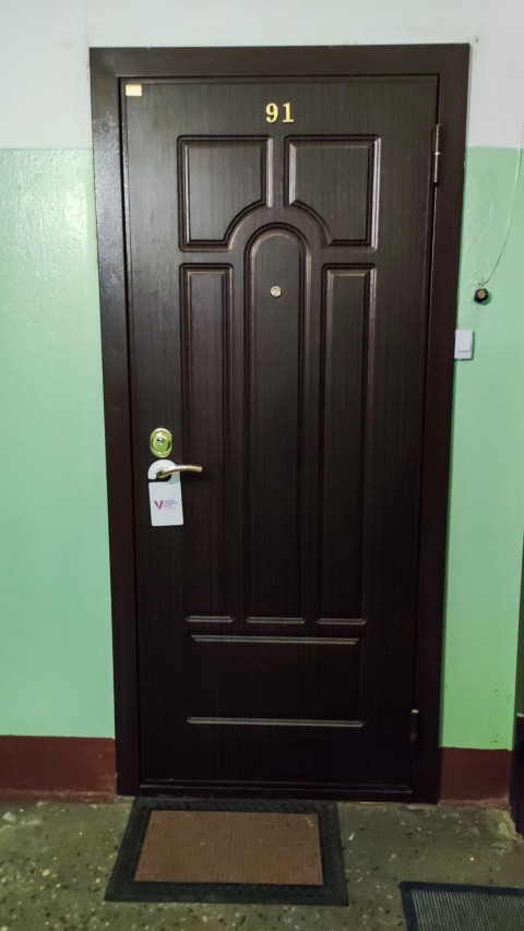 Входная дверь квартиры в подъезде с номером 91