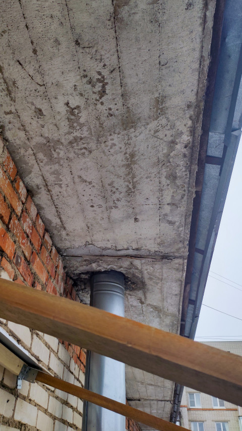 Фрагмент потолочного выноса с трубой дымохода