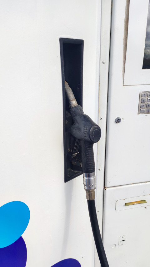 Топливораздаточный пистолет в нише модульной автозаправки