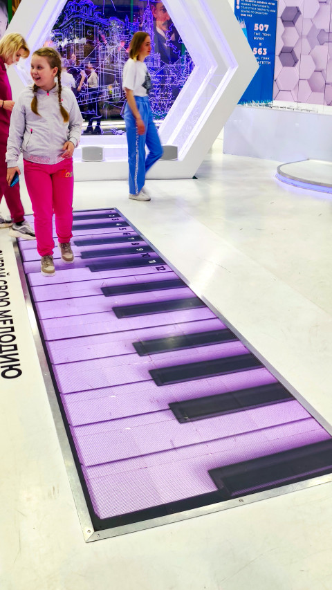 Интерактивные музыкальные клавиши на полу стенда Тамбовской области