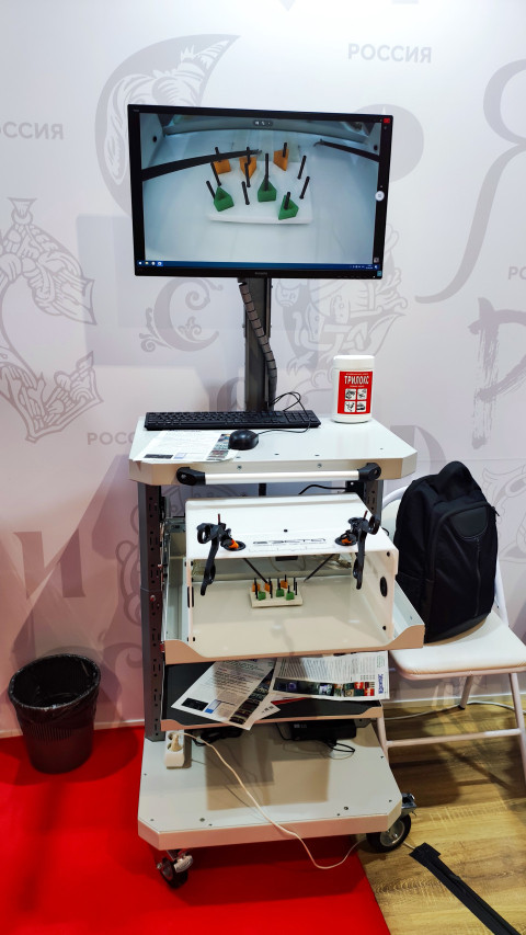 Учебный пост для отработки лапароскопических навыков с монитором