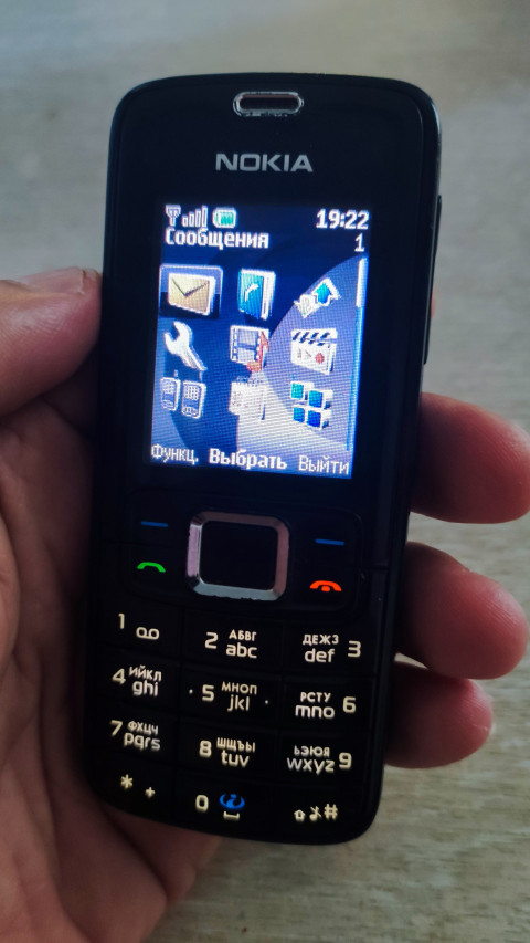 Меню телефона Nokia с иконками приложений и уведомлением о сообщении на экране