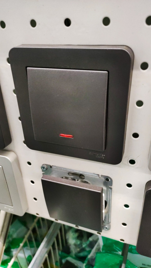 Современный настенный выключатель с подсветкой