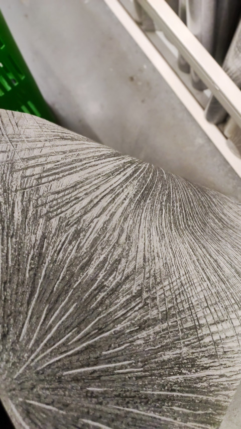 Образец обоев с рельефным узором в серо-серебристом тоне