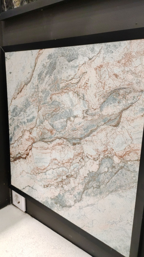 Образец обоев с мраморным узором на стенде строительного магазина