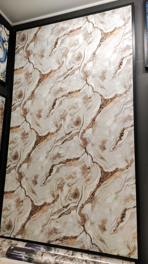 Образец обоев с узором под мрамор на выставочном стенде