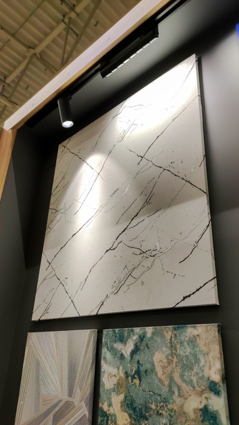 Образцы декоративных обоев на стенде с подсветкой