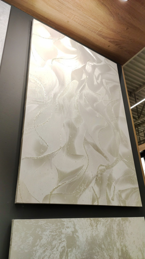 Образец светлых обоев с волнообразной рельефной фактурой