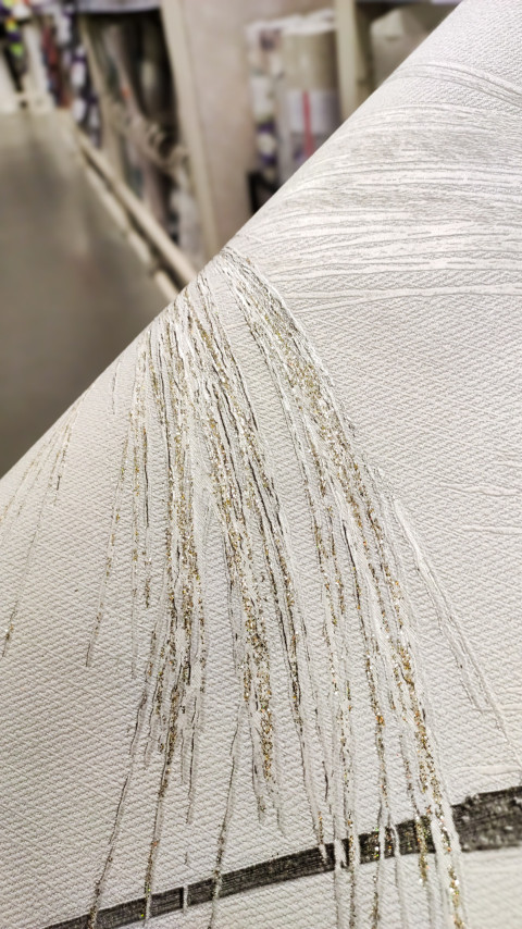 Фактура светлых обоев с блестящими линиями