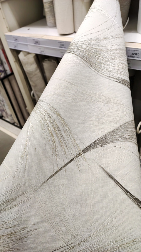 Светлые обои с рельефным узором и блестящими линиями