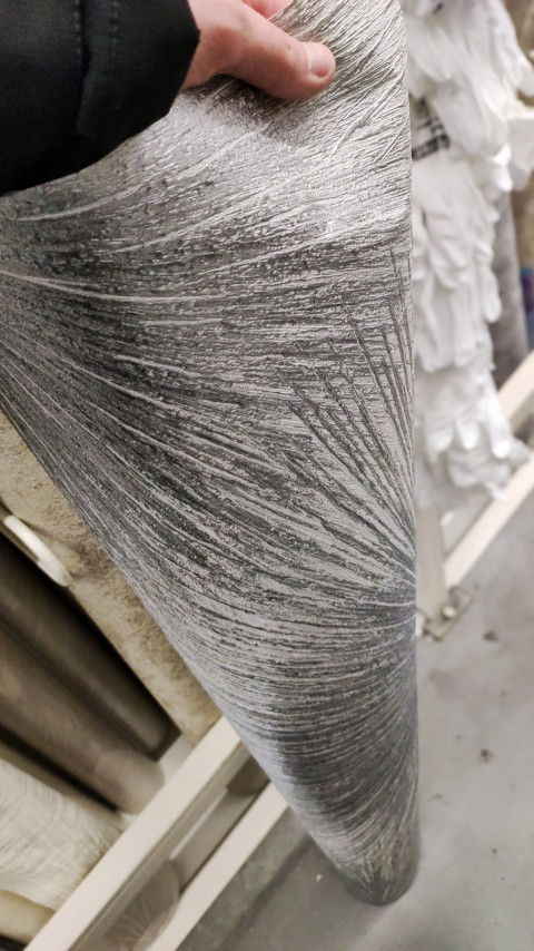 Текстура серых обоев с тиснением под древесные линии