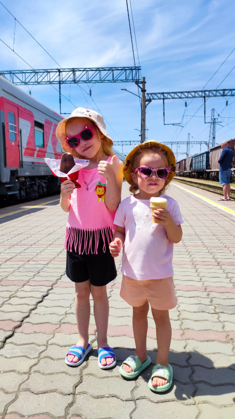 Дети с мороженым на железнодорожной платформе