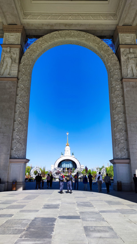 Арочный проём главного входа ВДНХ с видом на павильон №1