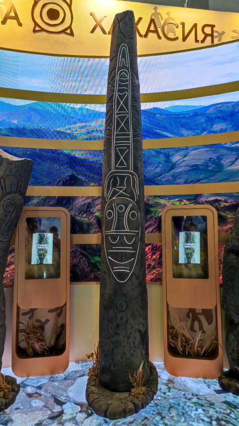 Каменное изваяние с орнаментом на стенде Республики Хакасия