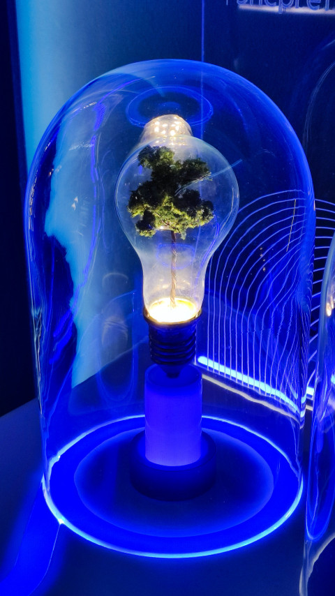 Экспонат гидроэнергетики с подсветкой на выставке «Россия»