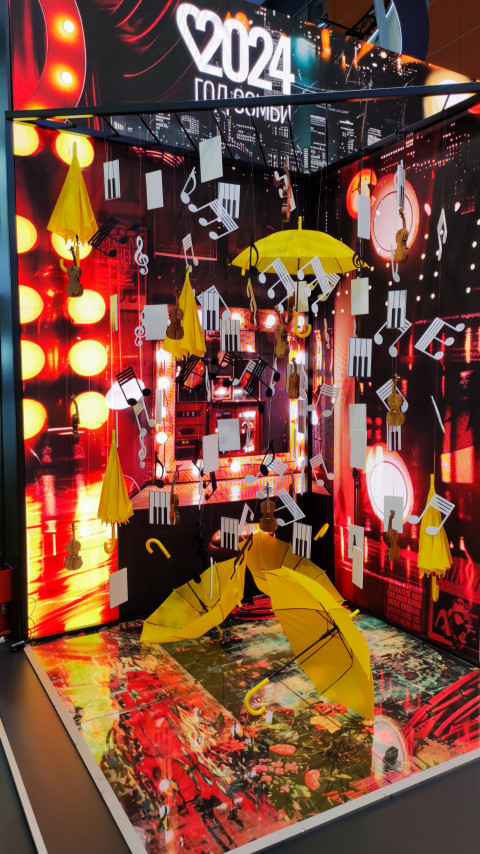 Интерактивная музыкальная инсталляция с зонтами и нотами