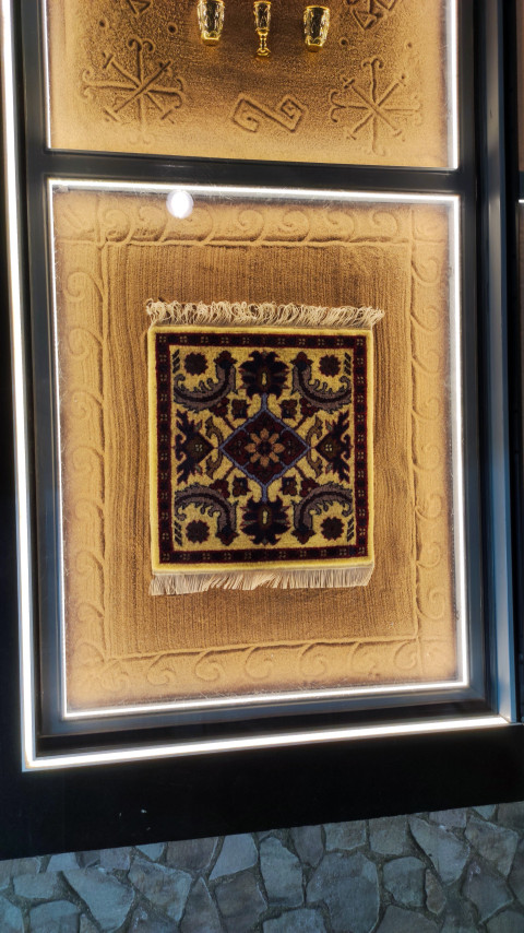 Орнаментированная витрина с ковровым изделием
