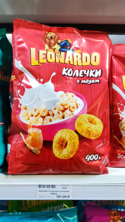 Упаковка сухого завтрака LEONARDO «Колечки с мёдом» на полке магазина
