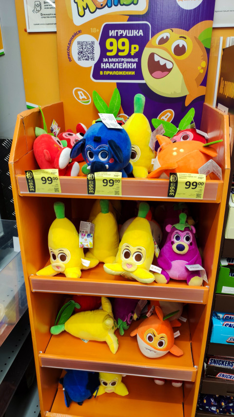 Стойка с мягкими игрушками и рекламой акции «Игрушка 99р» в магазине