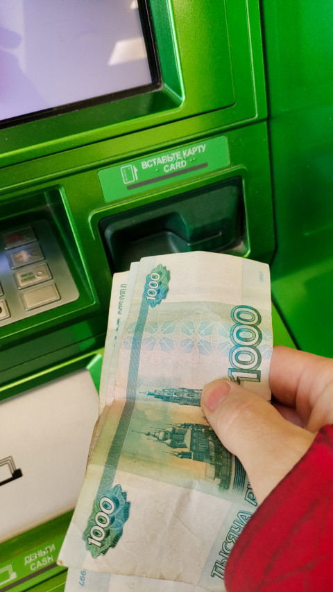Внесение купюр в банкомат Сбербанка