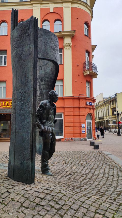 Памятник Булату Окуджаве на Арбате в Москве