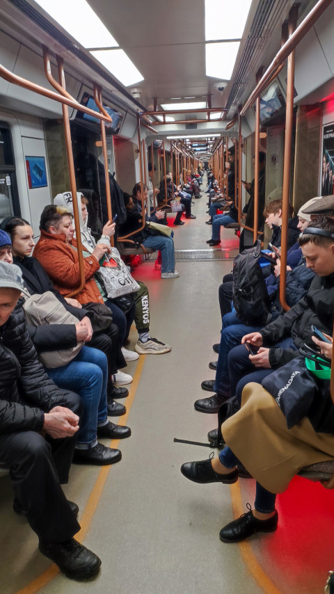 Пассажиры уютно расположились рядышком в вагоне метро