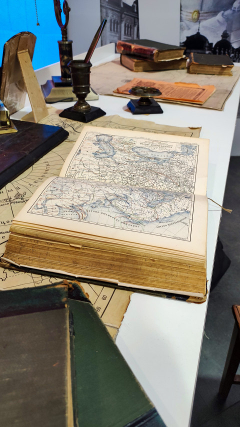 Стол со старыми книгами