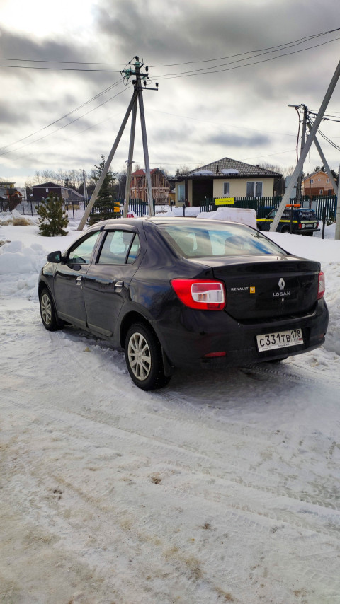 Припаркованный автомобиль на заснеженной дороге