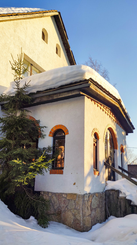 Крыльцо дома в снегу