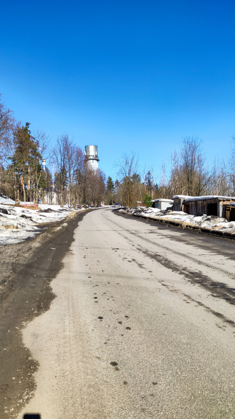 Пустынная дорога за городом