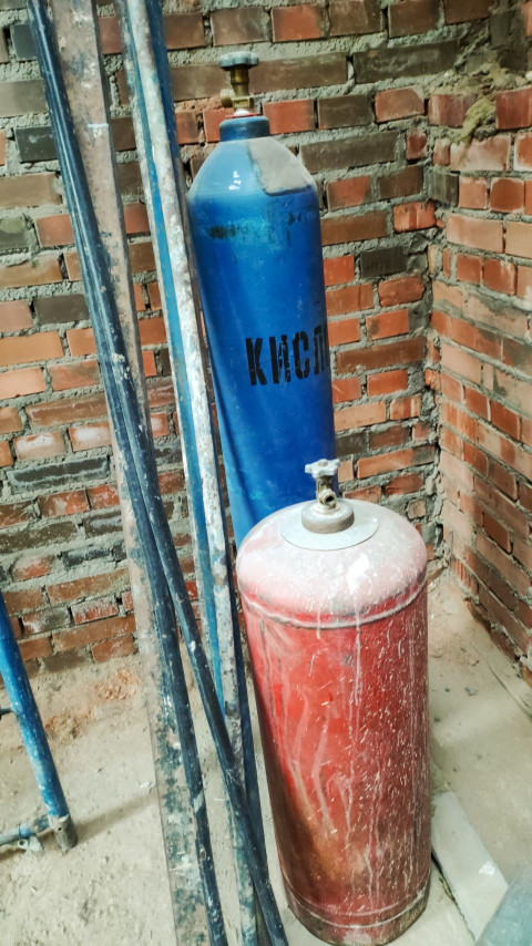 Баллоны с газом и кислородом на строительном объекте