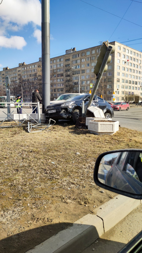 Дорожная авария возле жилого дома