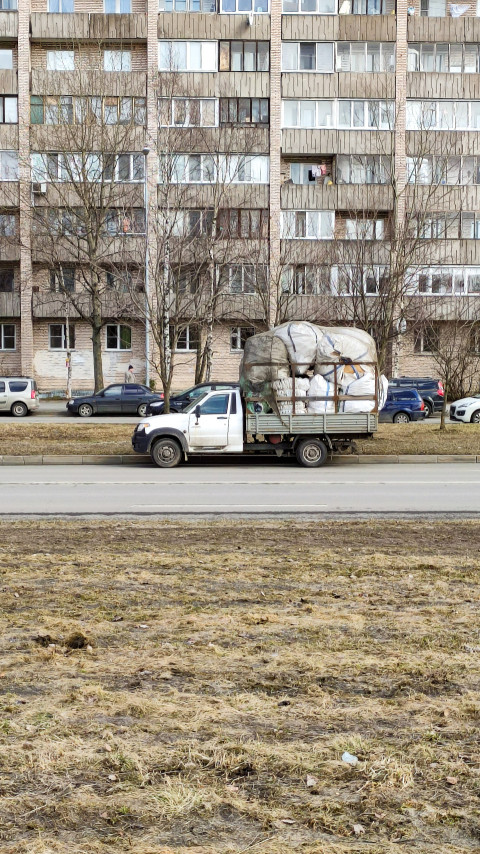 Газель с грузом на улице возле многоквартирного дома